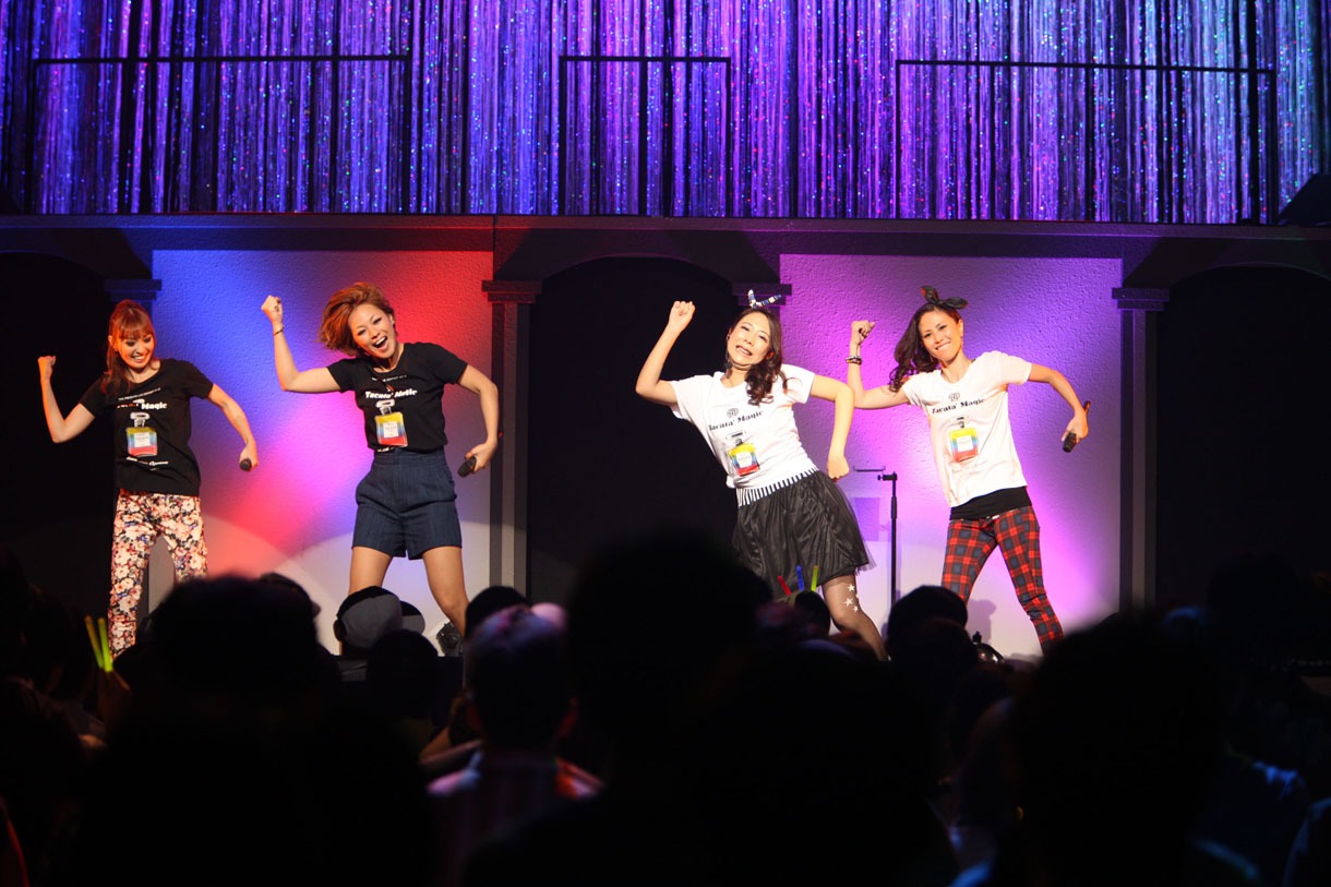 「Tacata'」をMAXの3人とともにパフォーマンスした椿鬼奴（右から2人目）。