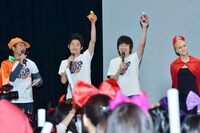 「ファンタ ハロウィンパーティー」で会場の中高生を盛り上げる、しずる（中央）。