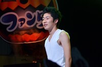 ファッションショーに登場する、しずる池田。