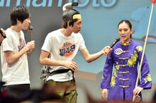 中高生パフォーマーとトークを繰り広げる、しずる（左）。