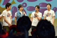 エンディングでトークを展開する、しずる、田畑藤本（左から）。