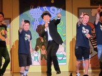 「キョーイチ」を歌う佐久間とご陽気軍団。