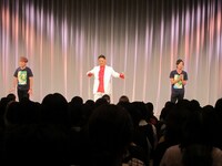 「歌ネタコレクション」MCのアクセルホッパーとダンス指導のキャッチ!!のあっしーとエレファンツ大江。