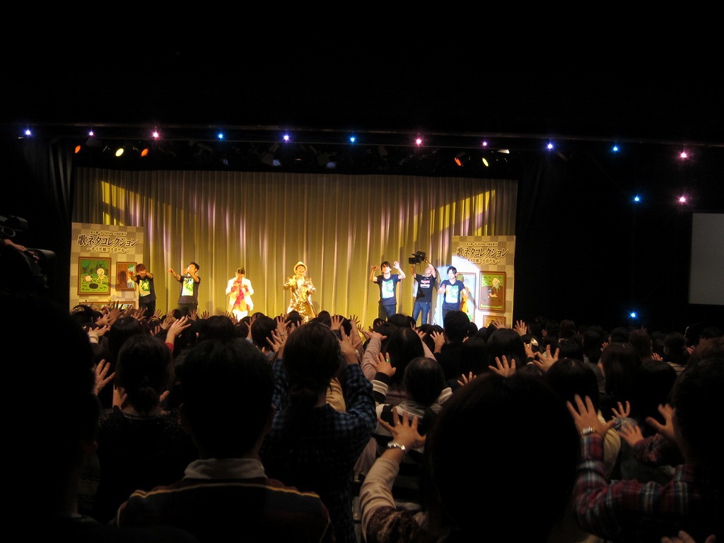 「元気の歌2013」の一場面。観客も一緒に「伝われ～」ポーズ。