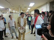 ライブ後の楽屋の様子。