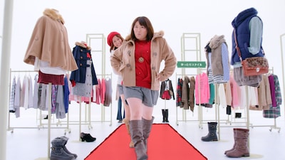 ファッションセンターしまむらの新CM「モデルレッスン」編のワンシーン。