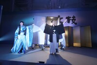 よしもとクリエイティブ・エージェンシー所属となったプリンセス天功（左）。写真は2012年7月2日に行われた「三枝 改メ 六代桂文枝襲名披露パーティ」出演時のもの。