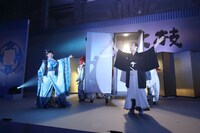 よしもとクリエイティブ・エージェンシー所属となったプリンセス天功（左）。写真は2012年7月2日に行われた「三枝 改メ 六代桂文枝襲名披露パーティ」出演時のもの。