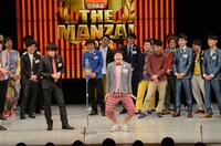 「THE MANZAI 2013」本戦サーキット第2戦で1位となったウーマンラッシュアワー（中央）。