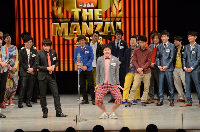 「THE MANZAI 2013」本戦サーキット第2戦で1位となったウーマンラッシュアワー（中央）。