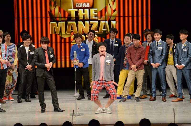 「THE MANZAI 2013」本戦サーキット第2戦で1位となったウーマンラッシュアワー(中央)。