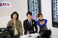 MCのエレキコミックやつい、堀潤、吉木りさ（左から）。