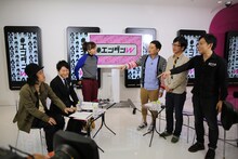 やつい（左端）から軽く扱われてしまう、ゲストの鬼ヶ島（右）。