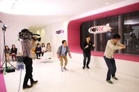 おおかわらの彼女候補を前にコントを披露する鬼ヶ島。