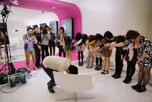 鬼ヶ島おおかわら（手前）の「ガチ彼女募集」企画が行われた「＃エンダンW」生放送の一場面。彼女候補の女性たちが「お願いします！」とおおかわらに一斉に手を差し出した。