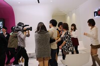 彼女候補の女性2名を選出したあと、その女性たちに取り囲まれてしまう、おおかわら（中央）。