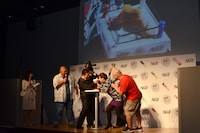 北斗晶と佐々木健介による指相撲対決の様子。