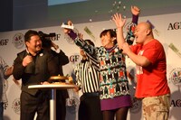 北斗晶（右から2人目）の指相撲対決勝利を喜ぶクロちゃん（右）。