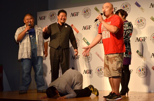 「Stickドリンクバー」の新CM＆キャンペーン発表会で、人気ドラマ「半沢直樹」の大和田常務（香川照之）に扮して土下座をする安田大サーカス・団長安田（中央）ら。