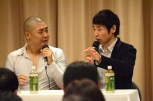 松本ハウスと荻上チキのトークショーの様子。