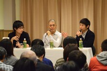 松本ハウスと荻上チキのトークショーの様子。