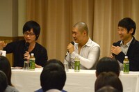 松本ハウスと荻上チキのトークショーの様子。