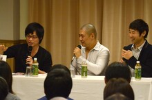 松本ハウスと荻上チキのトークショーの様子。