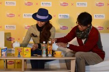 紅茶を淹れる神田うのと弟のハマカーン神田。