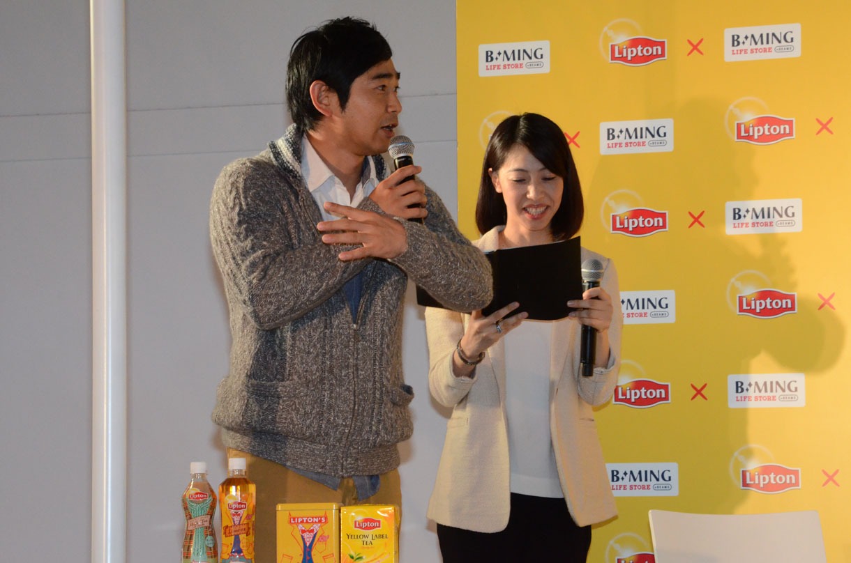 なかなか呼び込んでくれない神田姉弟にしびれを切らしてステージに登壇してきた浜谷。