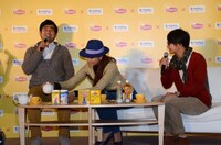 もう1人の弟こと浜谷（左）に紅茶を淹れてやる神田うの（中央）。