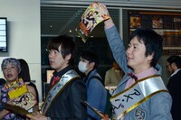 劇場ロビーでチラシ配りを行うウーマンラッシュアワー。