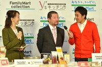 MCの藤川奈々（左）、ロバート山本（右）と、木村祐一。