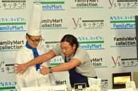 調理中のロバート馬場（左）に茶々を入れる相方・秋山（右）。