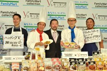 調理を終えて写真撮影に応じる、はんにゃ、木村祐一、ロバート馬場と秋山（左から）。