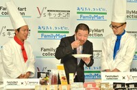 試食する木村祐一（中央）と、はんにゃ川島（左）、ロバート馬場（右）。