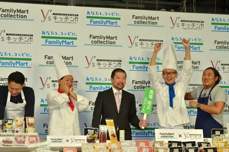 「Y'sキッチン」のPRイベントで、はんにゃ川島（左から2人目）との料理対決に勝利した、ロバート馬場（右から2人目）。