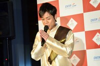 手を合わせてタイ語で挨拶する名倉。