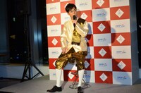 タイの民族衣装に身を包んで登壇した名倉。