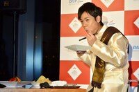 タイ料理を試食する名倉。