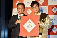 タイ国政府貿易センター大阪所長のスパット・サグワンディークル氏と、ネプチューン名倉（左から）。