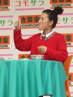 新商品のカロリー控えめ牛丼に笑みを浮かべる福田。