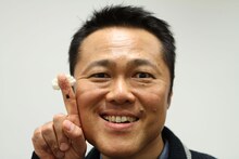 茂造じいさんの“指キャラ”として新CMに出演する辻本茂雄。