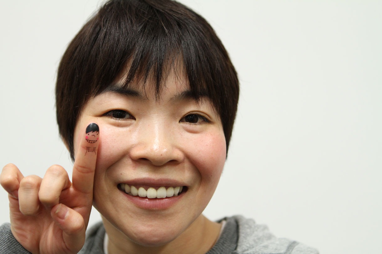 “指キャラ”として新CMに出演する山田花子。