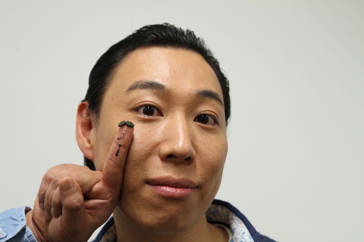 “指キャラ”として新CMに出演する伊賀健二。