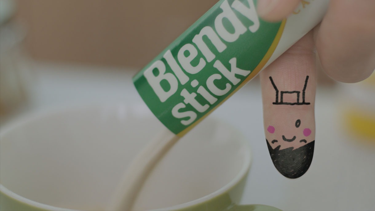AGFの粉末スティック飲料「Stickドリンクバー」新CMのワンシーン。