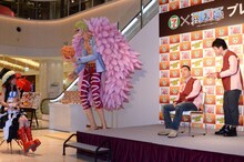 かもめんたるのコントを楽しむ南明奈（左）。