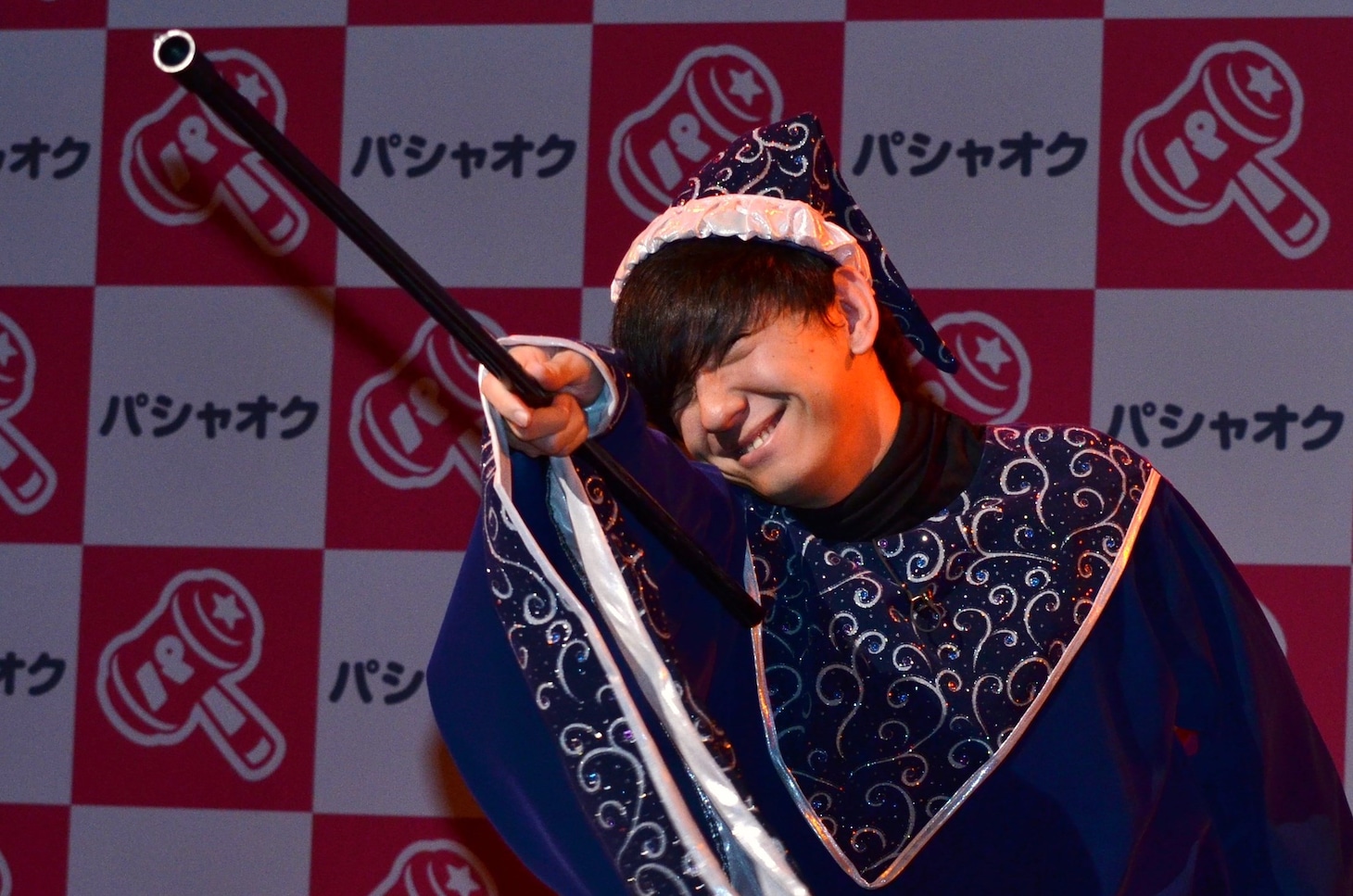 ハロウィンの仮装で魔法使いに扮したパンサー向井。