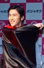 ドラキュラに扮した、しずる村上。