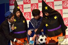 出品する私物について説明するパンサーと、タケト（左）。