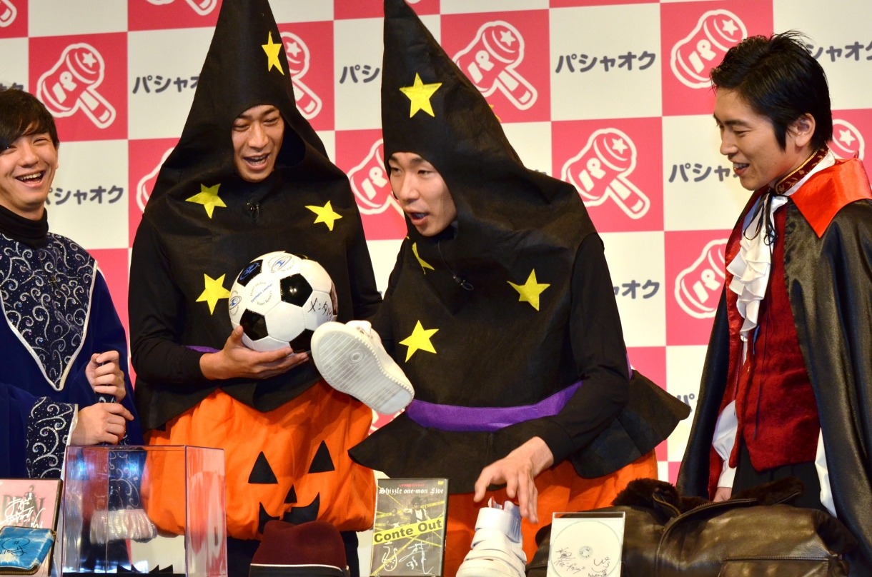 私物のスニーカーを出品する、しずる池田（右から2人目）ら。
